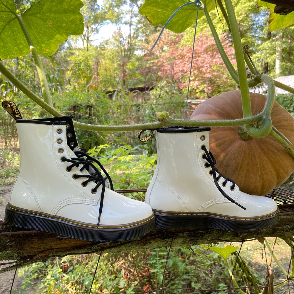 Dr. Martens Zavala Combat Boot W-8 M-7 Pre-Owned / Like New White Patent leather
